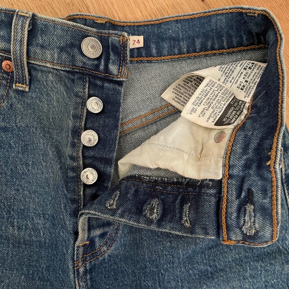 Levis Ribcage Shorts - Picture 7 of 8